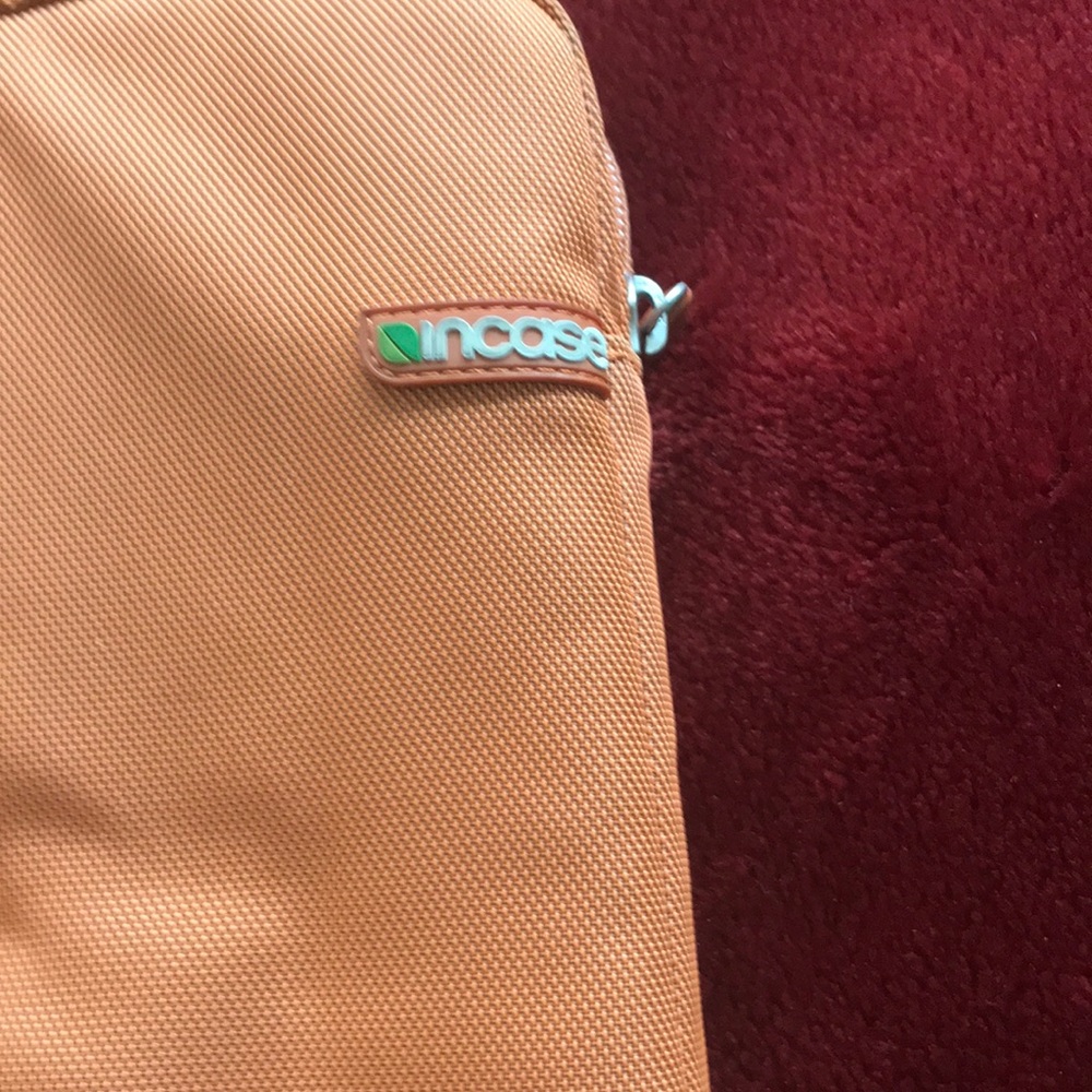 Incase computer carrier - Picture 2 of 3
